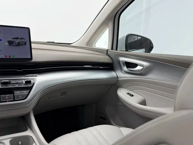 Roewe iMAX8 — Фото автомобиля 13