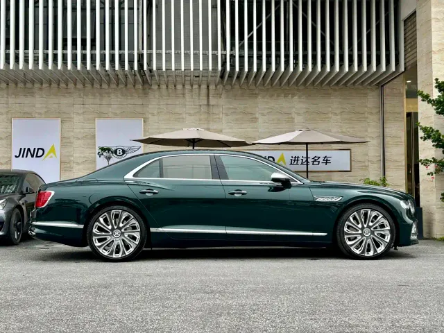 Bentley Flying Spur — Фото автомобиля 11