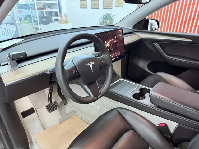 Tesla Model Y — Фото автомобиля 15