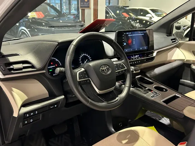 Toyota Sienna — Фото автомобиля 5