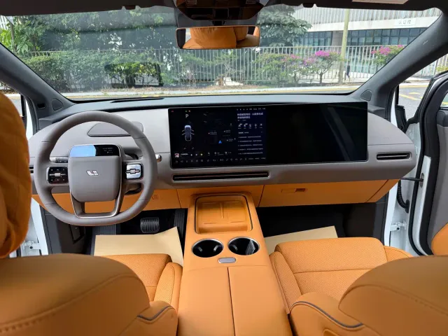 Li Auto i8 — Фото автомобиля 11