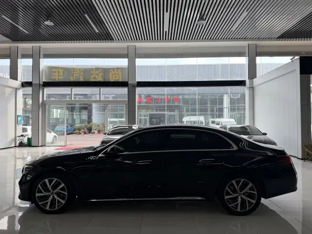 Mercedes-Benz E-Class — Фото автомобиля 3