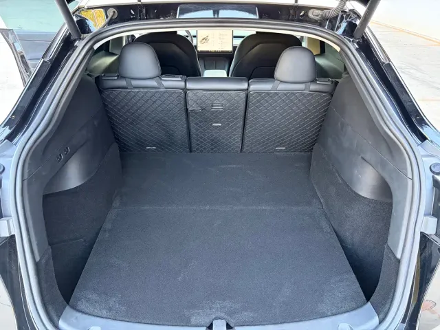 Tesla Model Y — Фото автомобиля 10