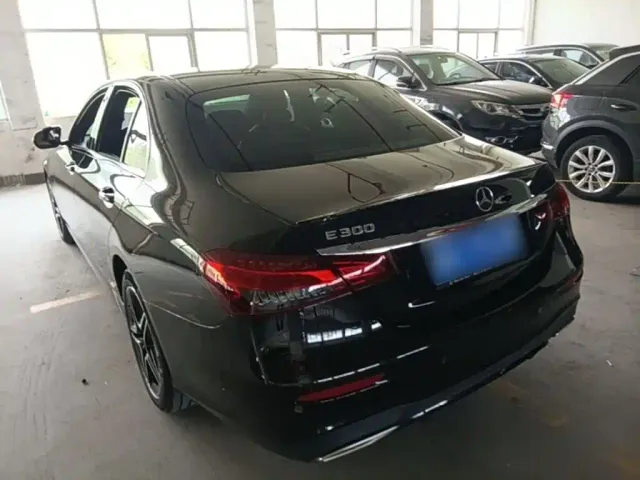 Mercedes-Benz E-Class — Фото автомобиля 4