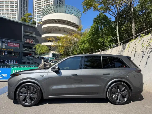 Li Auto L8 — Фото автомобиля 11
