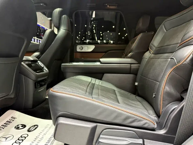 Lincoln Navigator — Фото автомобиля 18