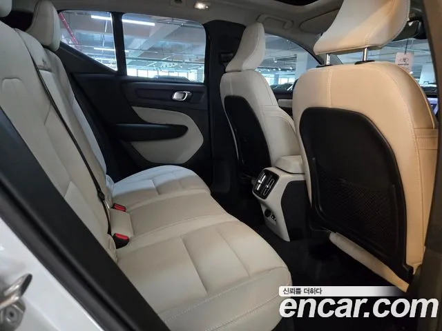 Volvo XC40 — Фото автомобиля 10