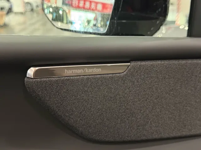 Volvo XC70 Plug-in Hybrid — Фото автомобиля 8