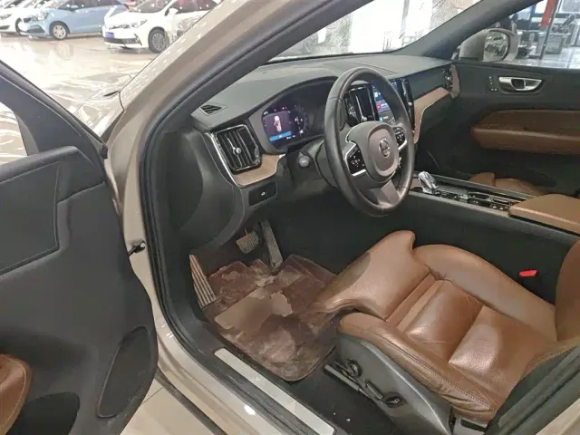 Volvo XC60 — Фото автомобиля 15