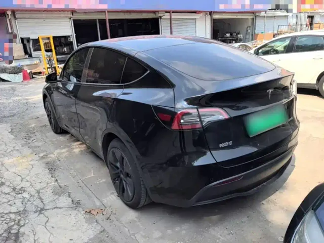 Tesla Model Y — Фото автомобиля 4