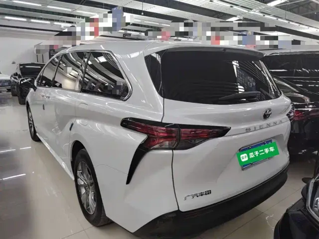 Toyota Sienna — Фото автомобиля 4