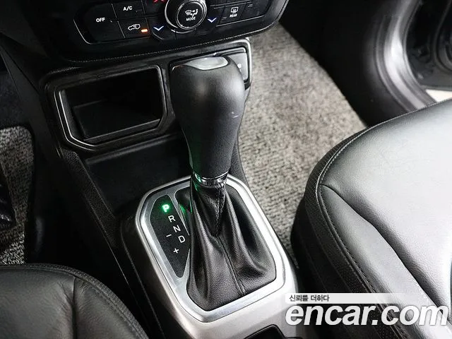Jeep Renegade — Фото автомобиля 14