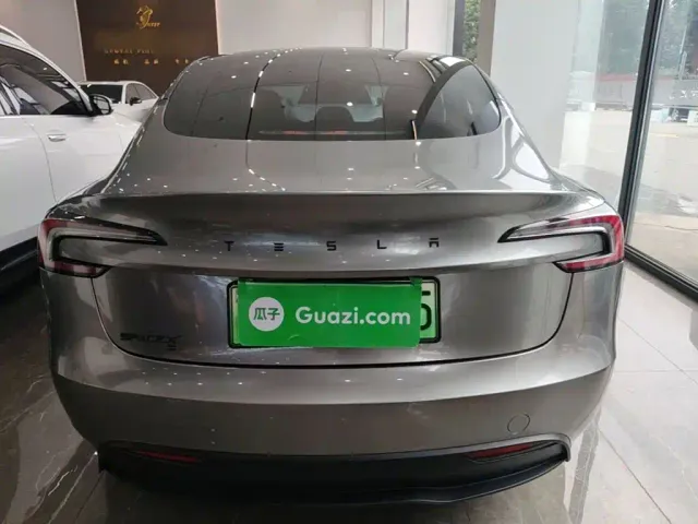 Tesla Model 3 — Фото автомобиля 5