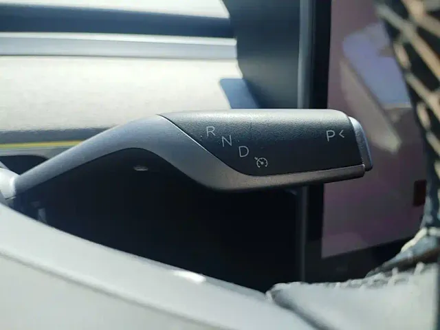 Tesla Model Y — Фото автомобиля 13