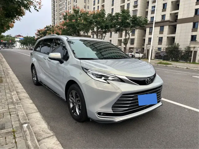 Toyota Sienna — Фото автомобиля 4