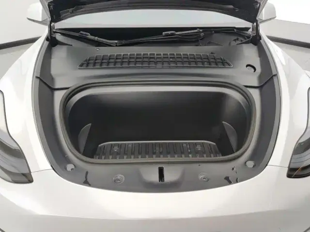 Tesla Model Y — Фото автомобиля 10
