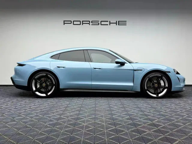 Porsche Taycan — Фото автомобиля 10