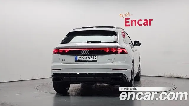 Audi Q8 55 TFSI quattro Premium — Фото автомобиля 4