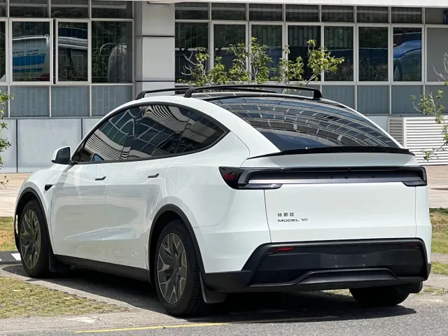 Tesla Model Y L — Фото автомобиля 6
