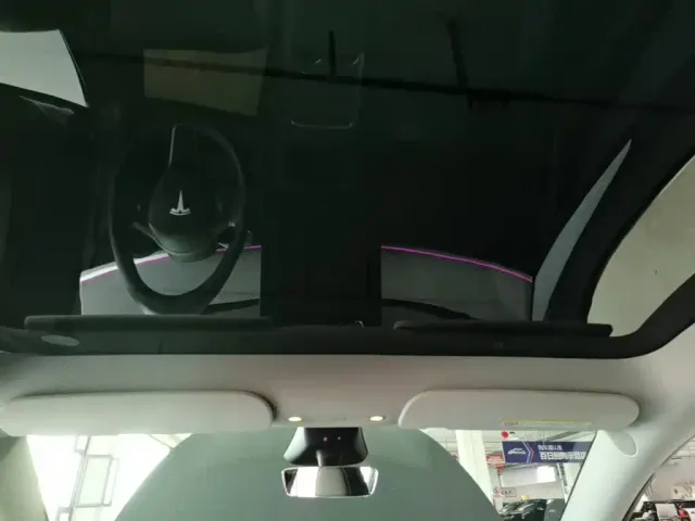 Tesla Model Y — Фото автомобиля 17