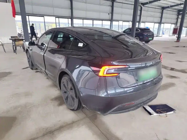 Tesla Model 3 — Фото автомобиля 4