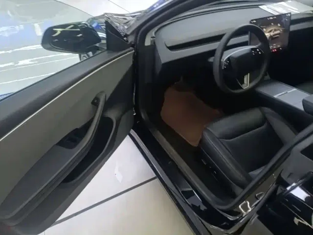 Tesla Model 3 — Фото автомобиля 15