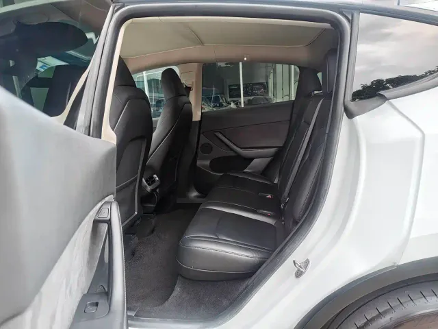 Tesla Model Y — Фото автомобиля 5