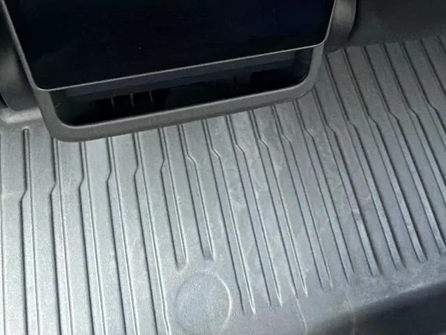 Tesla Model 3 — Фото автомобиля 21