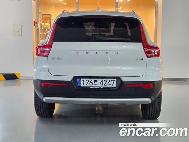 Volvo XC40 — Фото автомобиля 4