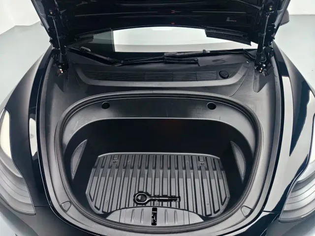 Tesla Model 3 — Фото автомобиля 4