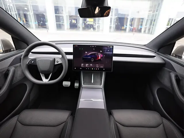 Tesla Model Y L — Фото автомобиля 12