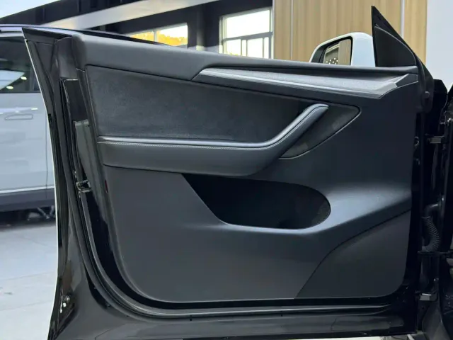 Tesla Model Y — Фото автомобиля 9