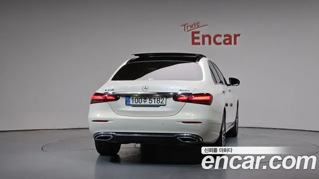 Mercedes-Benz E-Class — Фото автомобиля 3