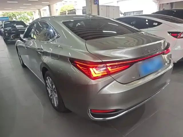 Lexus ES — Фото автомобиля 4