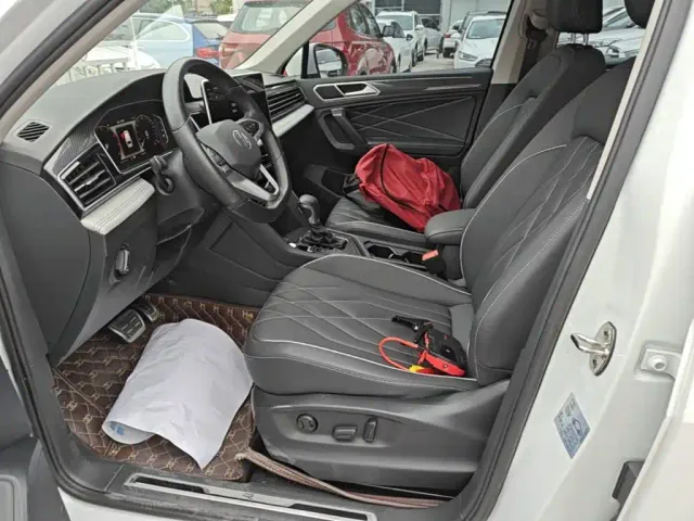 Volkswagen Tiguan L — Фото автомобиля 14
