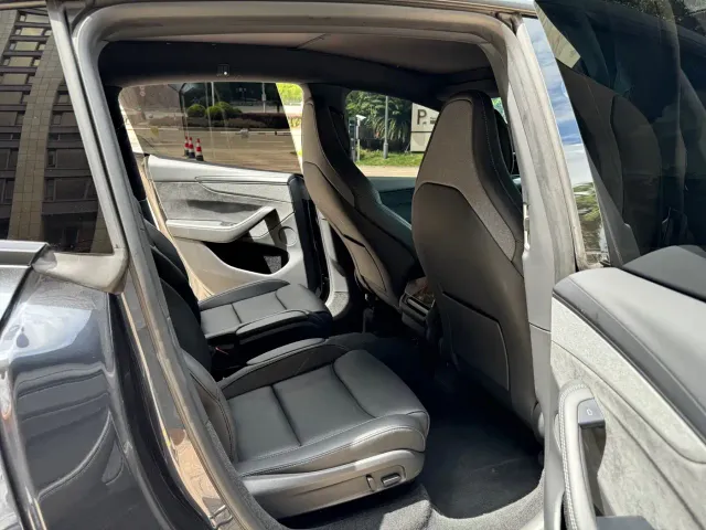 Tesla Model Y L — Фото автомобиля 9