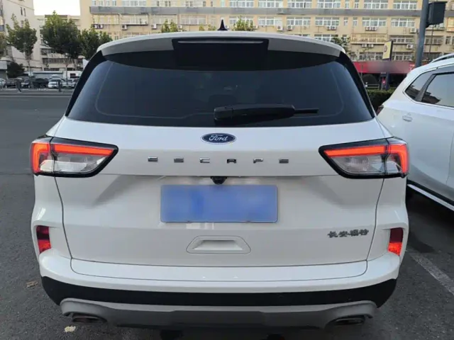 Ford Escape — Фото автомобиля 3