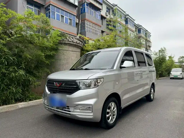Фотография автомобиля — Wuling Hongguang V