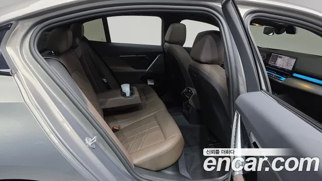 BMW 5-Series — Фото автомобиля 12