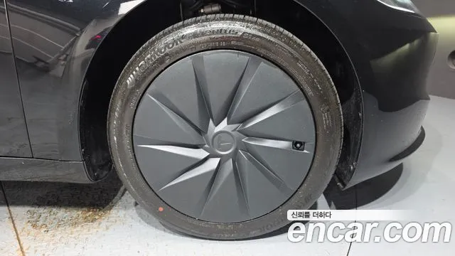 Tesla Model 3 — Фото автомобиля 21