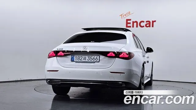 Mercedes-Benz E-Class — Фото автомобиля 4