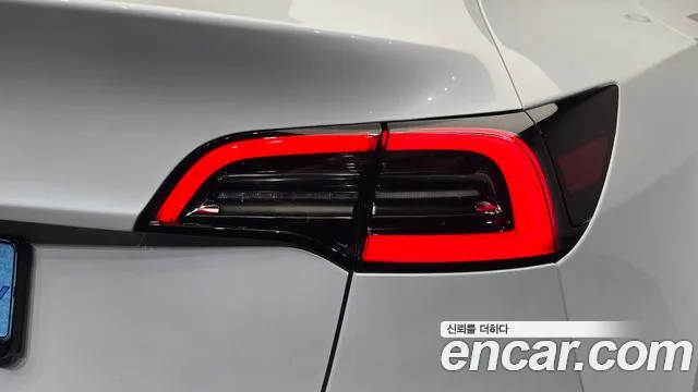 Tesla Model Y — Фото автомобиля 18