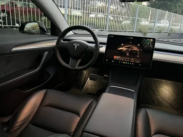 Tesla Model 3 — Фото автомобиля 12