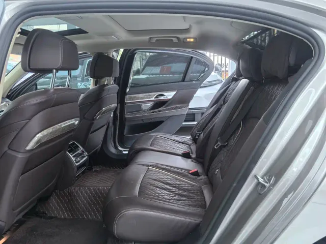 BMW 7 Series — Фото автомобиля 10