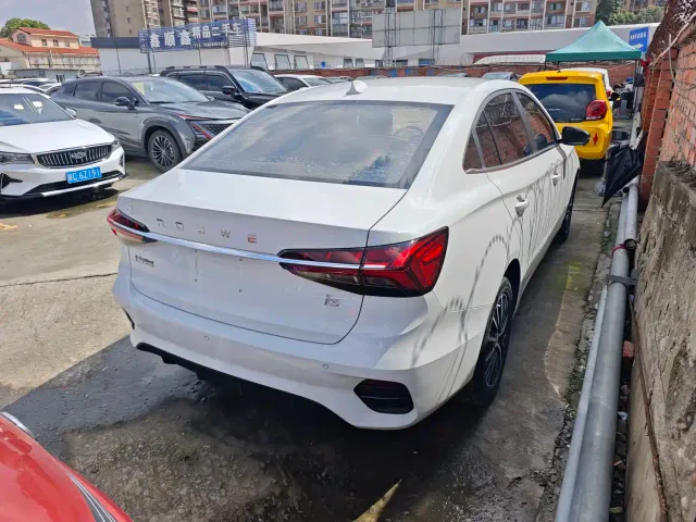 Roewe i5 — Фото автомобиля 16