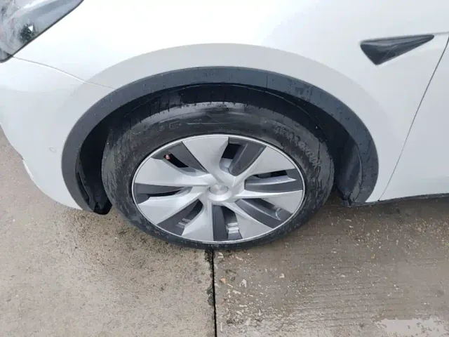 Tesla Model Y — Фото автомобиля 22