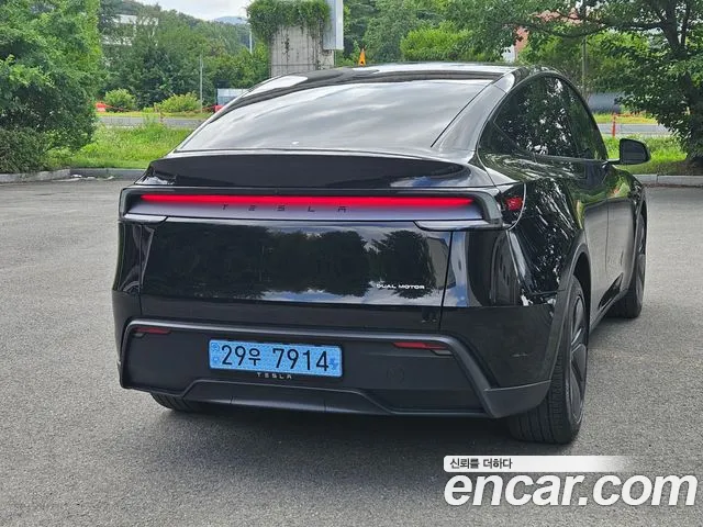 Tesla Model Y — Фото автомобиля 5