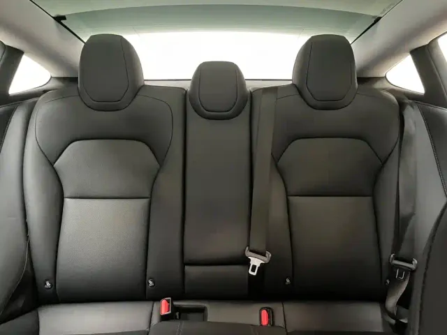 Tesla Model 3 — Фото автомобиля 9