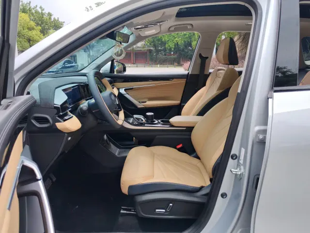 Geely Boyue L 2023 1.5TD DCT Premium — Фото автомобиля 16