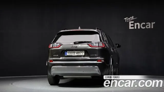 Jeep Cherokee — Фото автомобиля 4